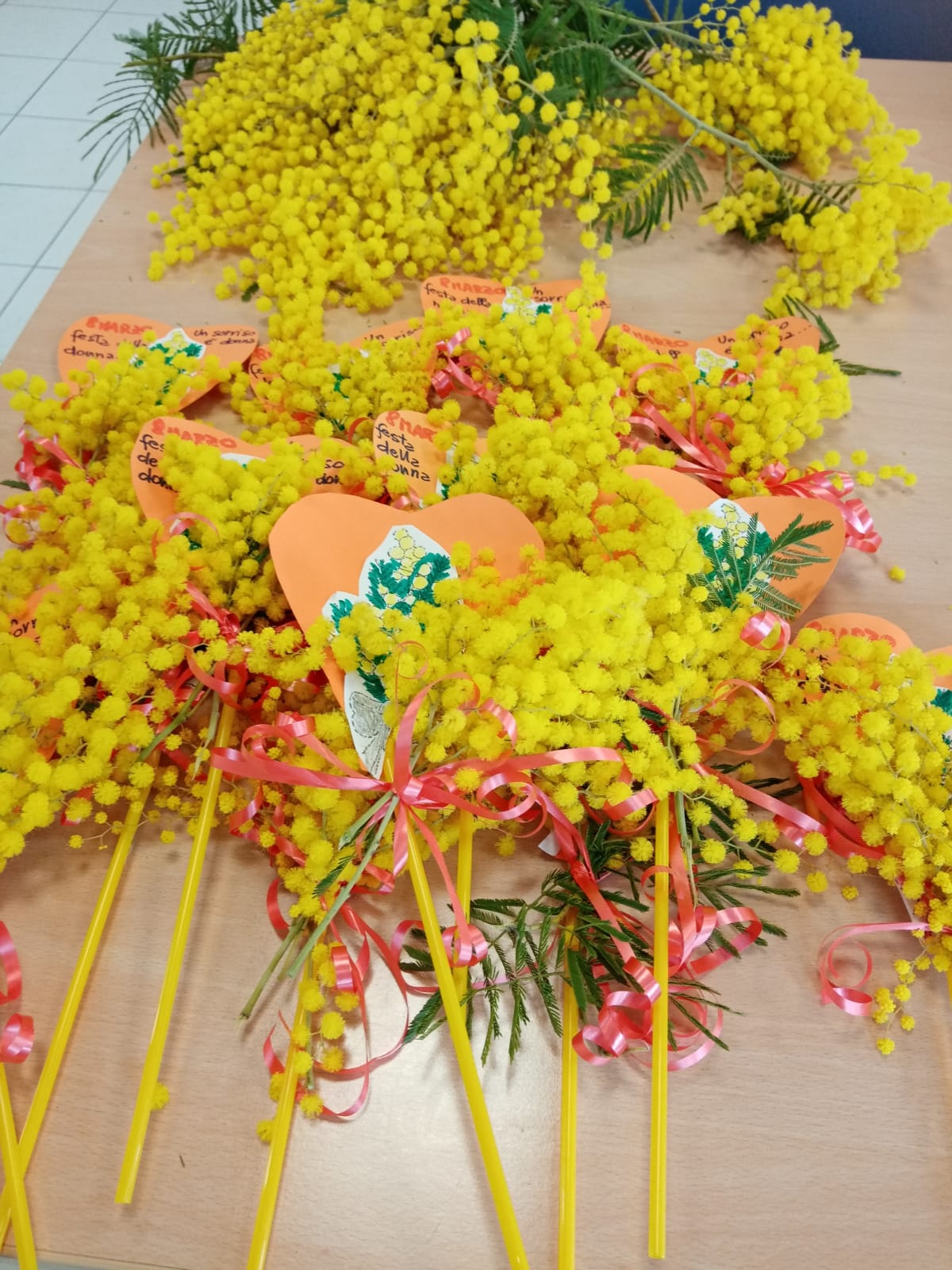 Un'immagine che ritrae giallo, forniture per feste, cibo, frutta e fioraio.