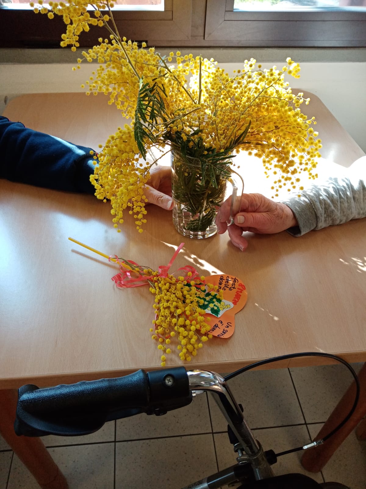 Un'immagine che ritrae giallo, mazzo di fiori, fioraio, composizione floreale e design floreale.