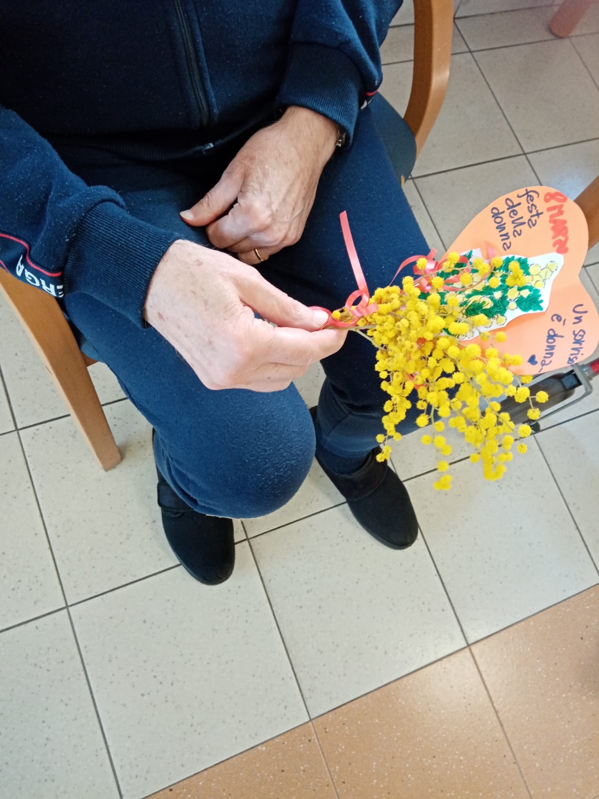 Un'immagine che ritrae giallo, fioraio, composizione floreale, design floreale e mazzo di fiori.