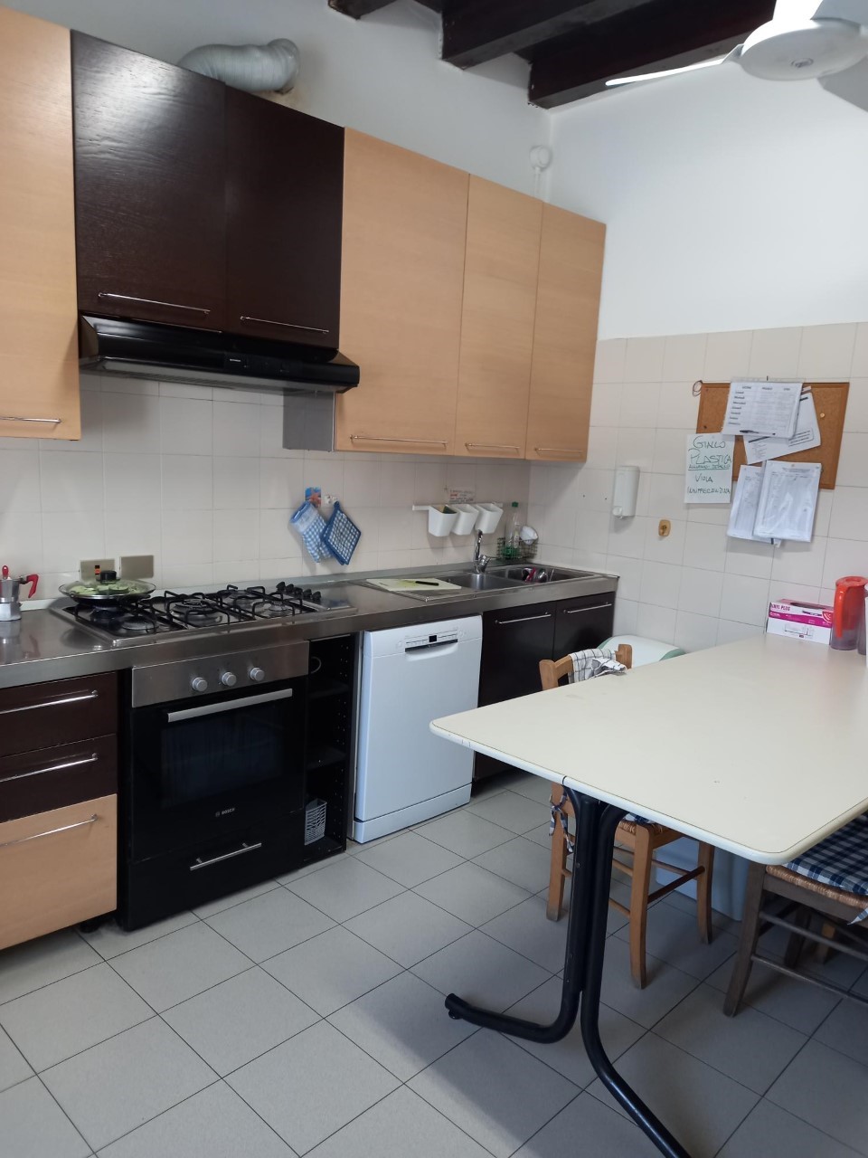 Un'immagine che ritrae elettrodomestico da cucina, cucina, elettrodomestico principale, stufa da cucina e pavimentazione.