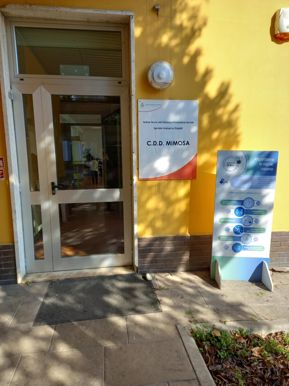 Un'immagine che ritrae porta, porta di casa, mordente per legno, cartello e graphic design.