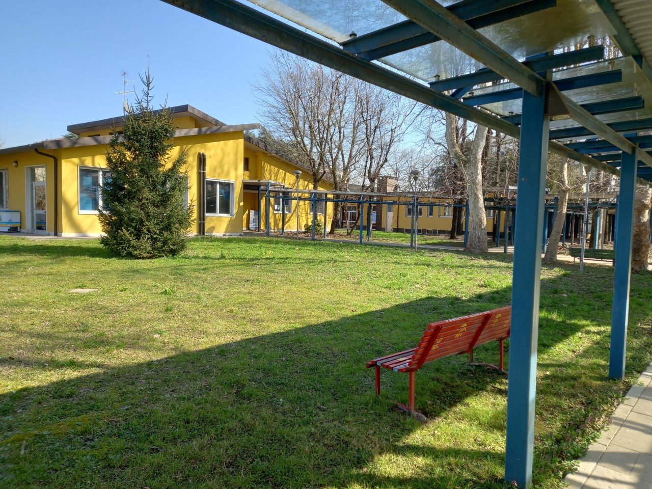 Un'immagine che ritrae spazio pubblico, insediamento umano, ombra, prato e cortile.