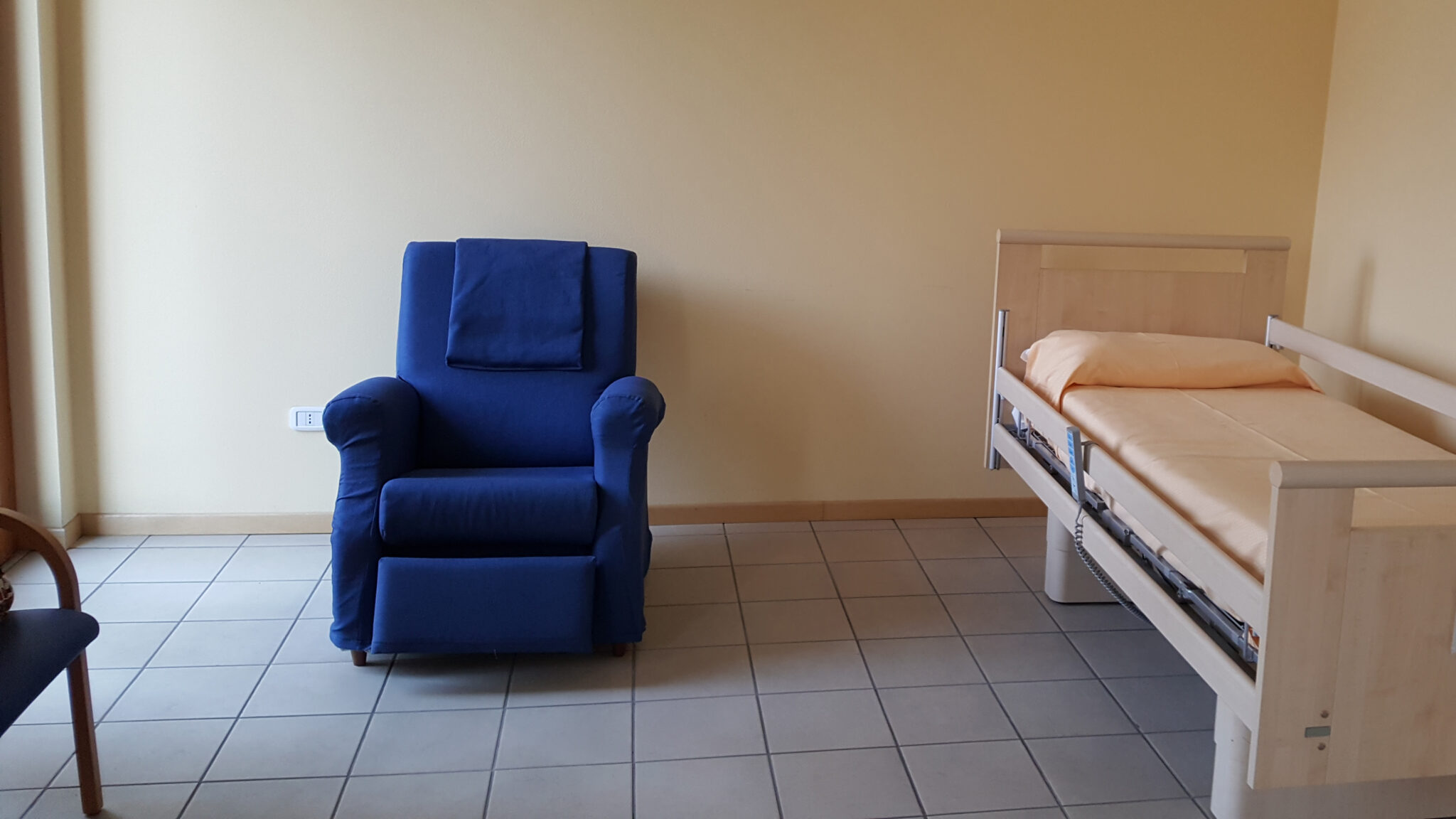 Un'immagine che ritrae mobilia, pavimentazione, pavimento, legna e design d'interni.