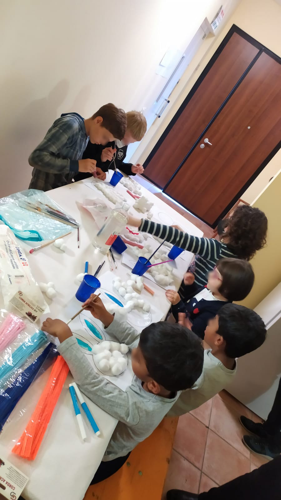 Un'immagine che ritrae braccio, mano, dito, plastica e bambino.