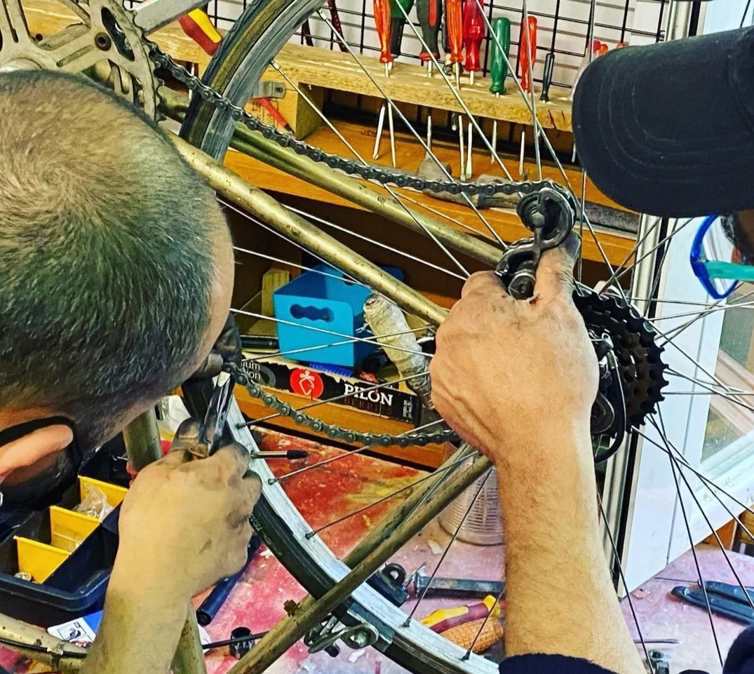 Un'immagine che ritrae pneumatico per bicicletta, parlato, bicicletta, ruota di bicicletta e cerchio della ruota della bicicletta.