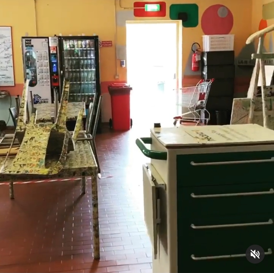 Un'immagine che ritrae pavimentazione, mobilia, design d'interni, pavimento e illuminazione.