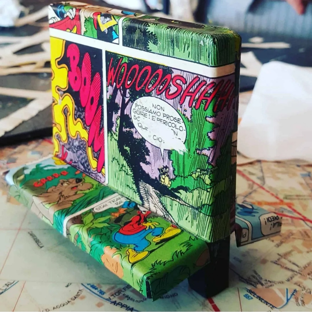 Un'immagine che ritrae scatola, personaggio immaginario e plastica.