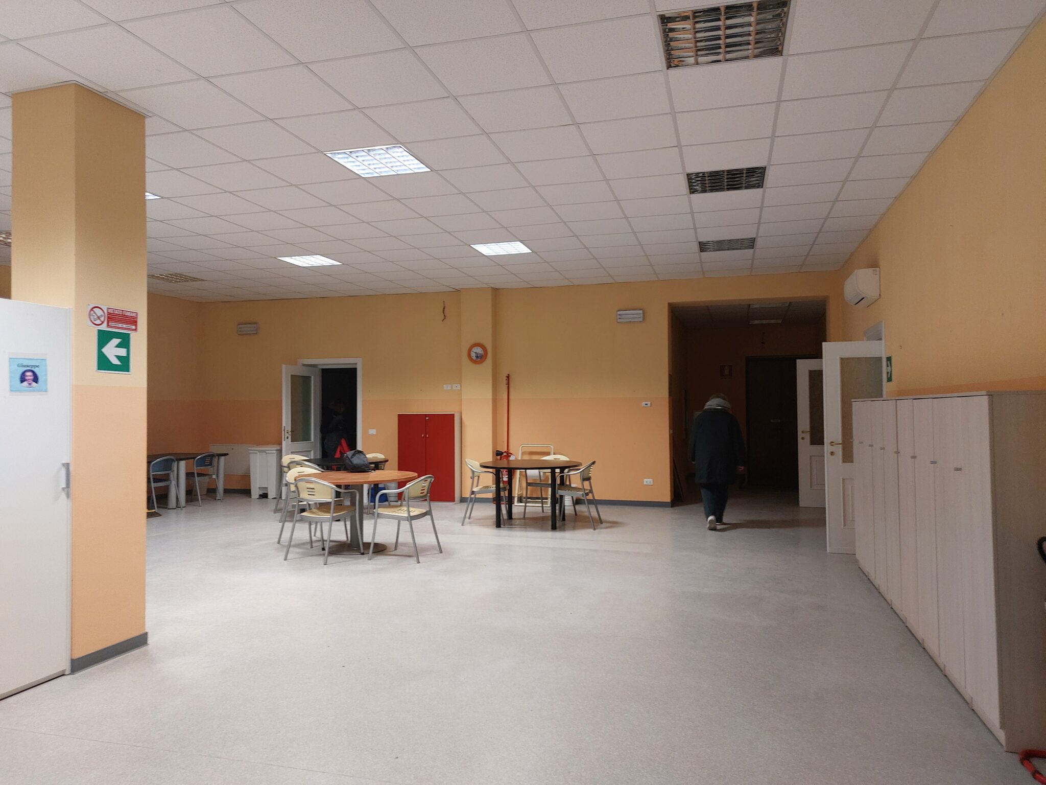 Un'immagine che ritrae pavimentazione, pavimento, soffitto, materiale composito e porta.