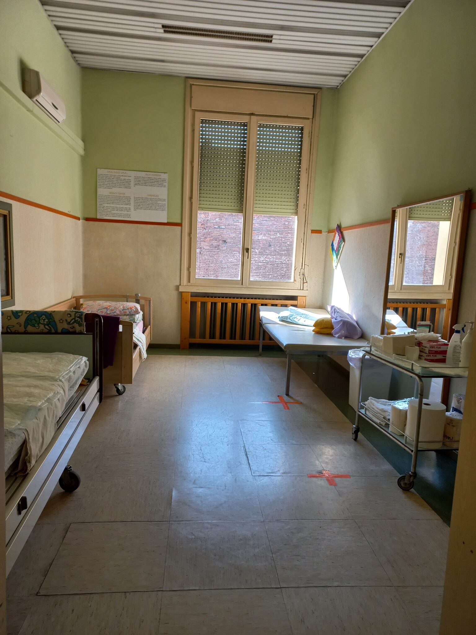 Un'immagine che ritrae pavimentazione, pavimento, mobilia, dormitorio e mordente per legno.