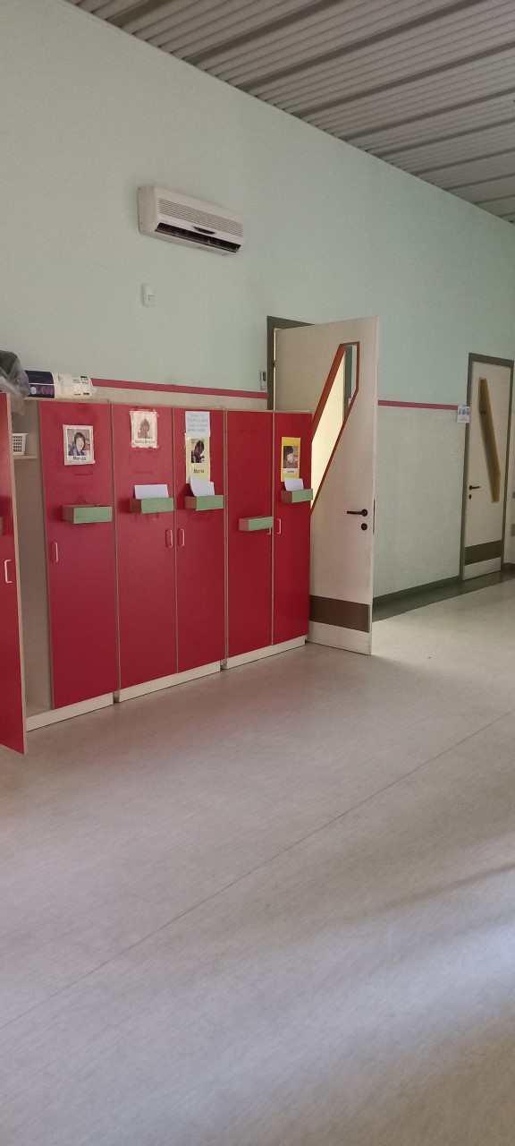 Un'immagine che ritrae rosso, pavimentazione, pavimento, colore e pulizia.