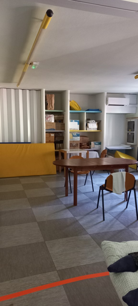 Un'immagine che ritrae mobilia, design d'interni, pavimentazione, legna e pavimento.