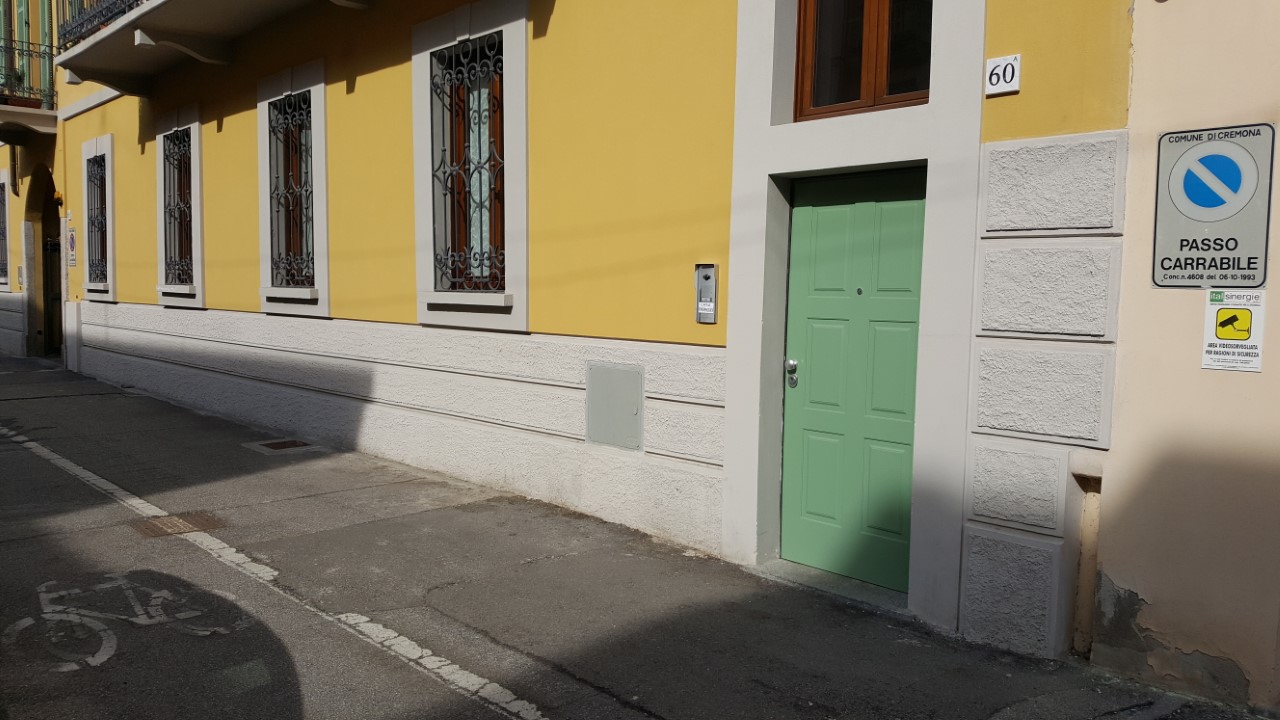 Un'immagine che ritrae porta, materiale composito, colore, calcestruzzo e porta di casa.