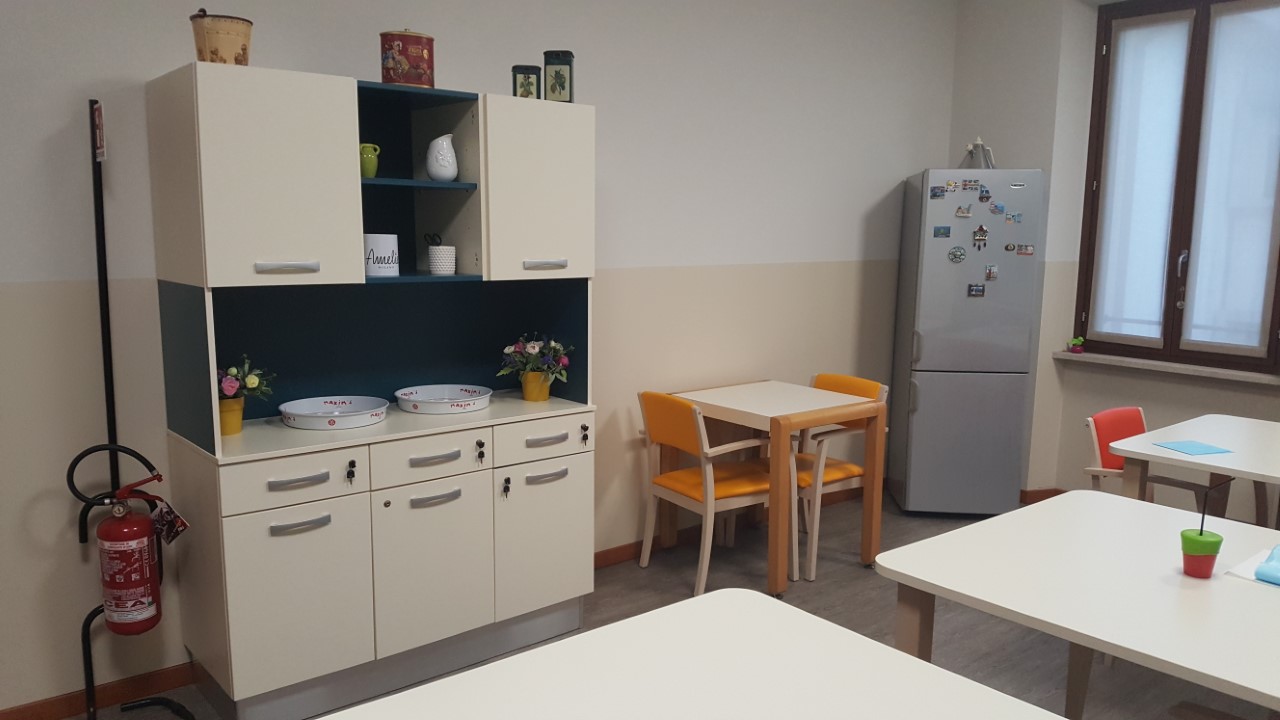 Un'immagine che ritrae mobilia, legna, pavimentazione, design d'interni e tavolo.