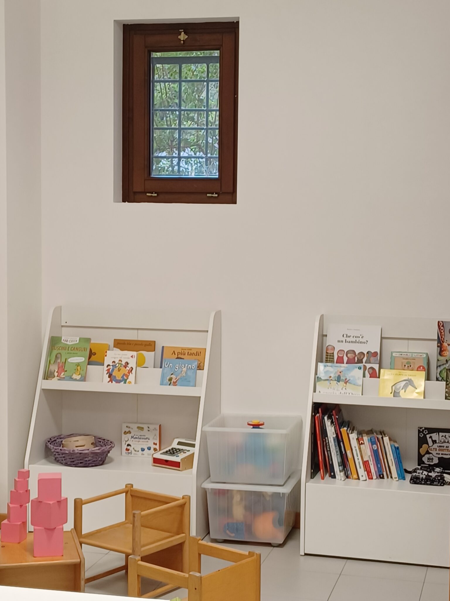 Un'immagine che ritrae mensola, scaffalature, libreria, carta e prodotto di carta.