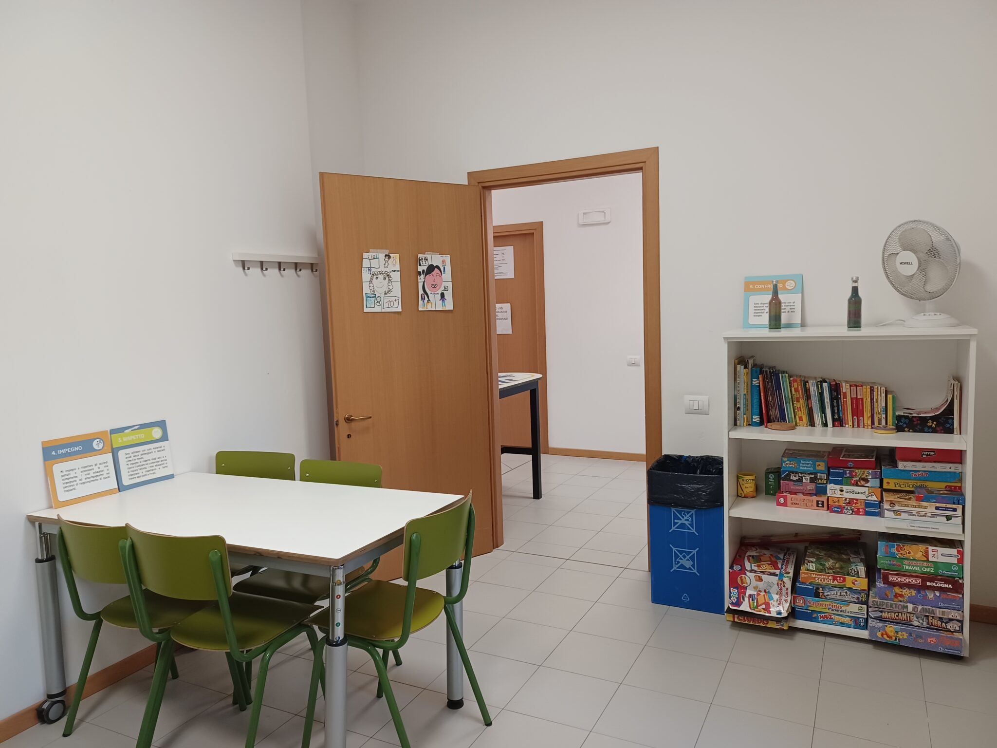Un'immagine che ritrae mobilia, pavimentazione, pavimento, design d'interni e legna.