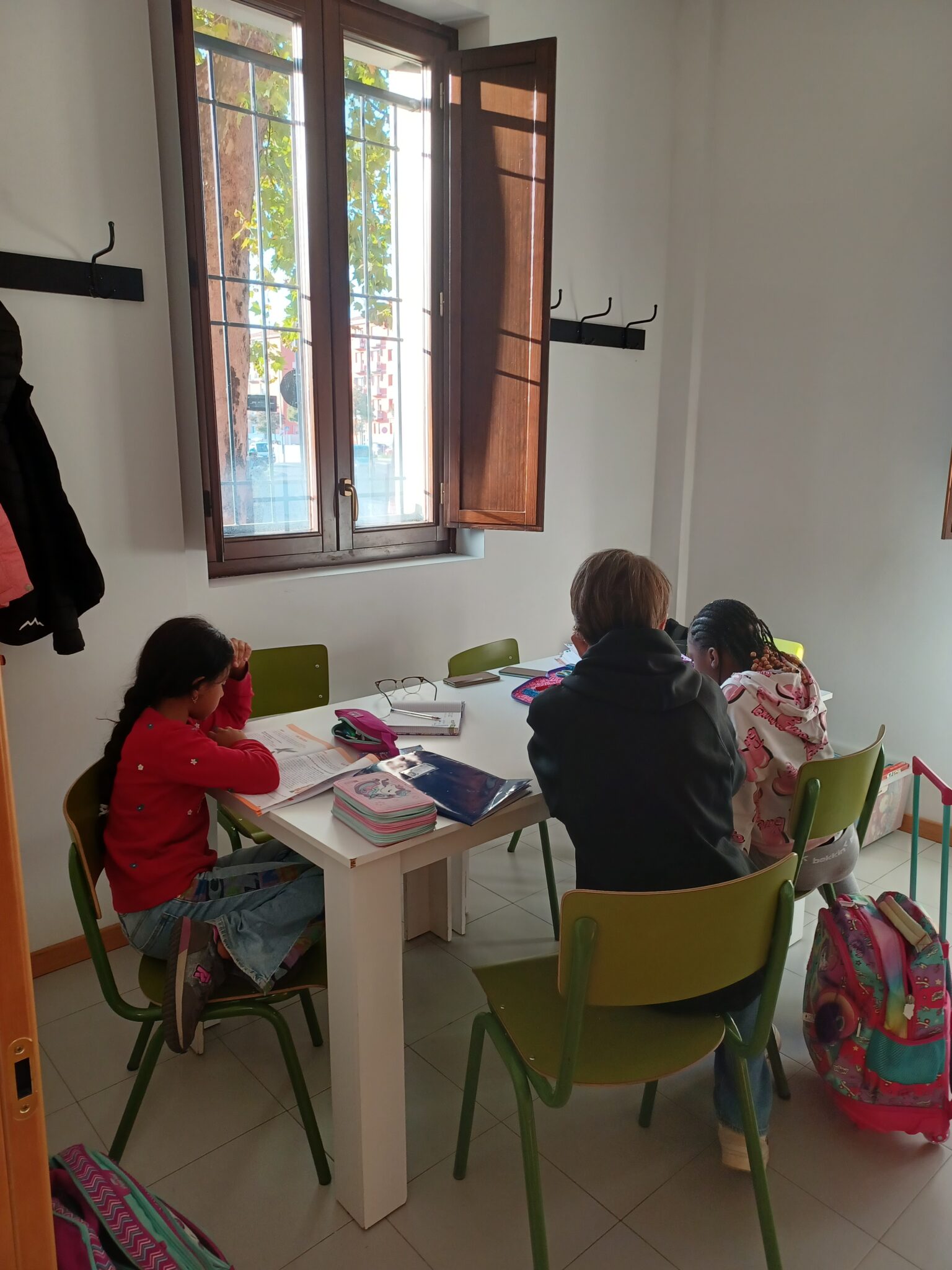 Un'immagine che ritrae mobilia, tavolo, pavimentazione, sedia e design d'interni.