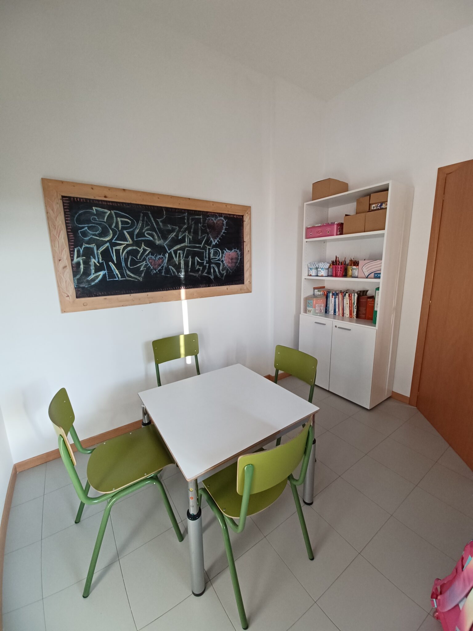 Un'immagine che ritrae mobilia, pavimentazione, sedia, design d'interni e legna.