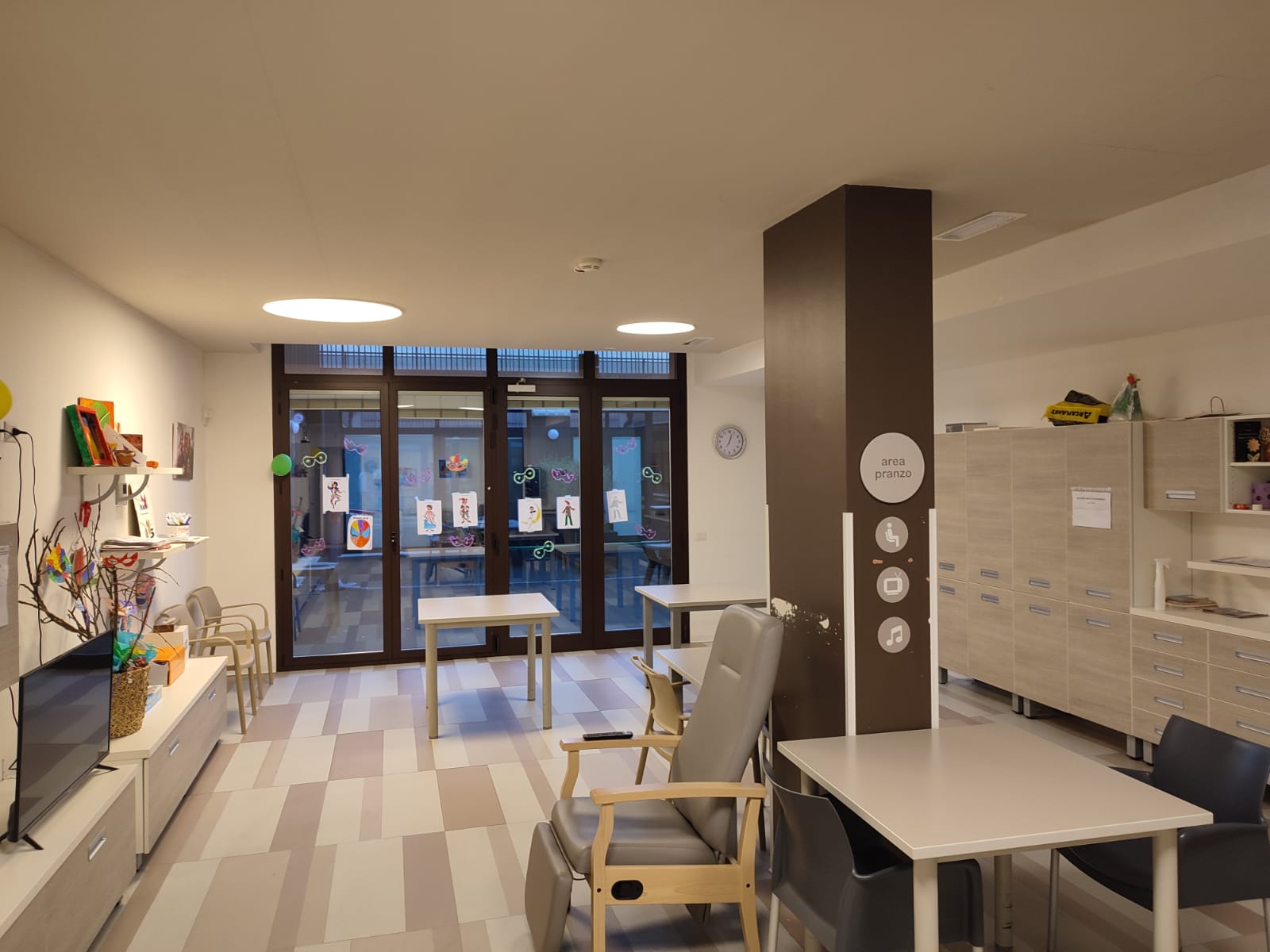 Un'immagine che ritrae mobilia, design d'interni, pavimentazione, pavimento e soffitto.