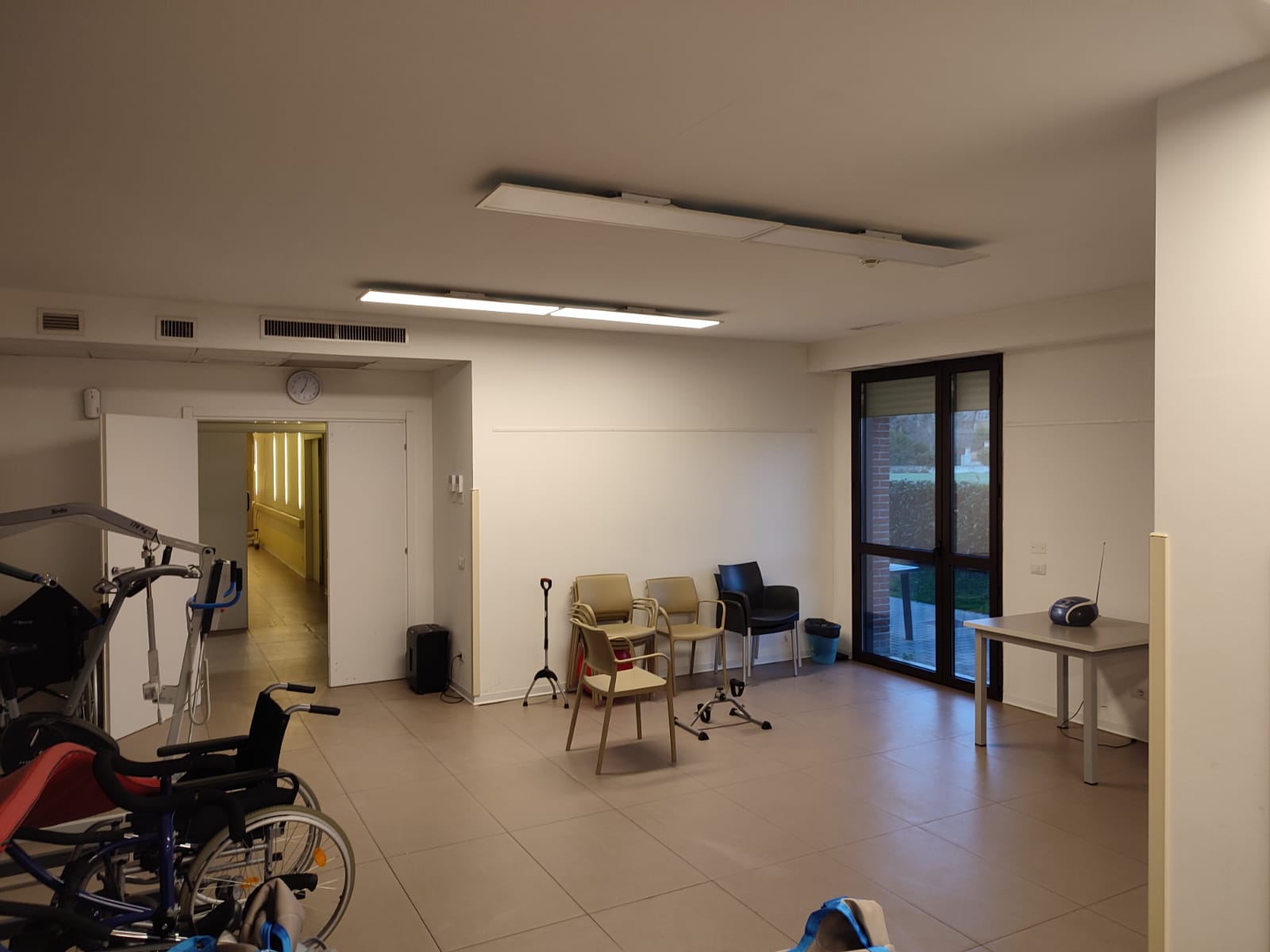 Un'immagine che ritrae mobilia, pavimentazione, pavimento, design d'interni e parete.