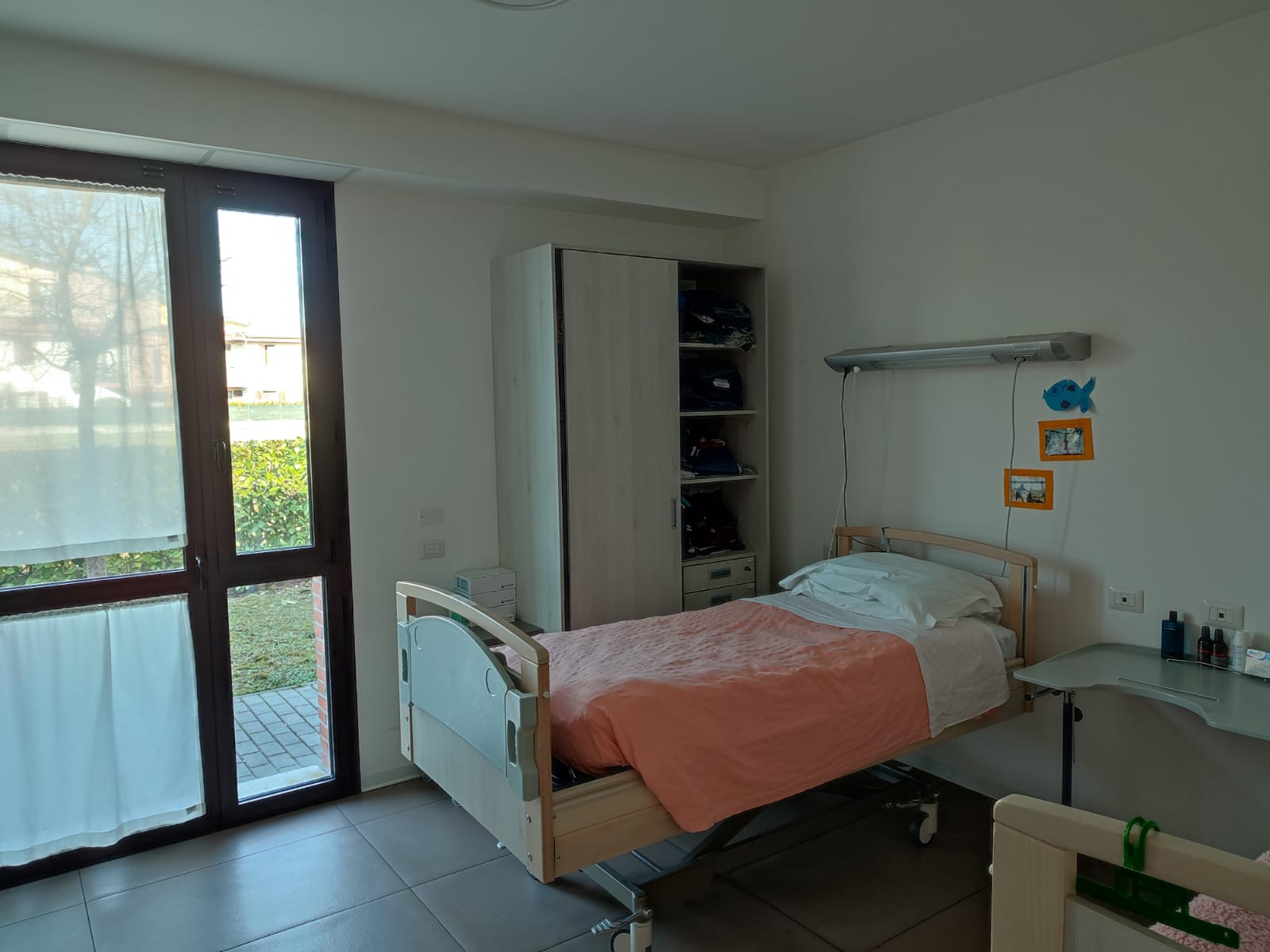 Un'immagine che ritrae design d'interni, mobilia, letto, pavimento e pavimentazione.