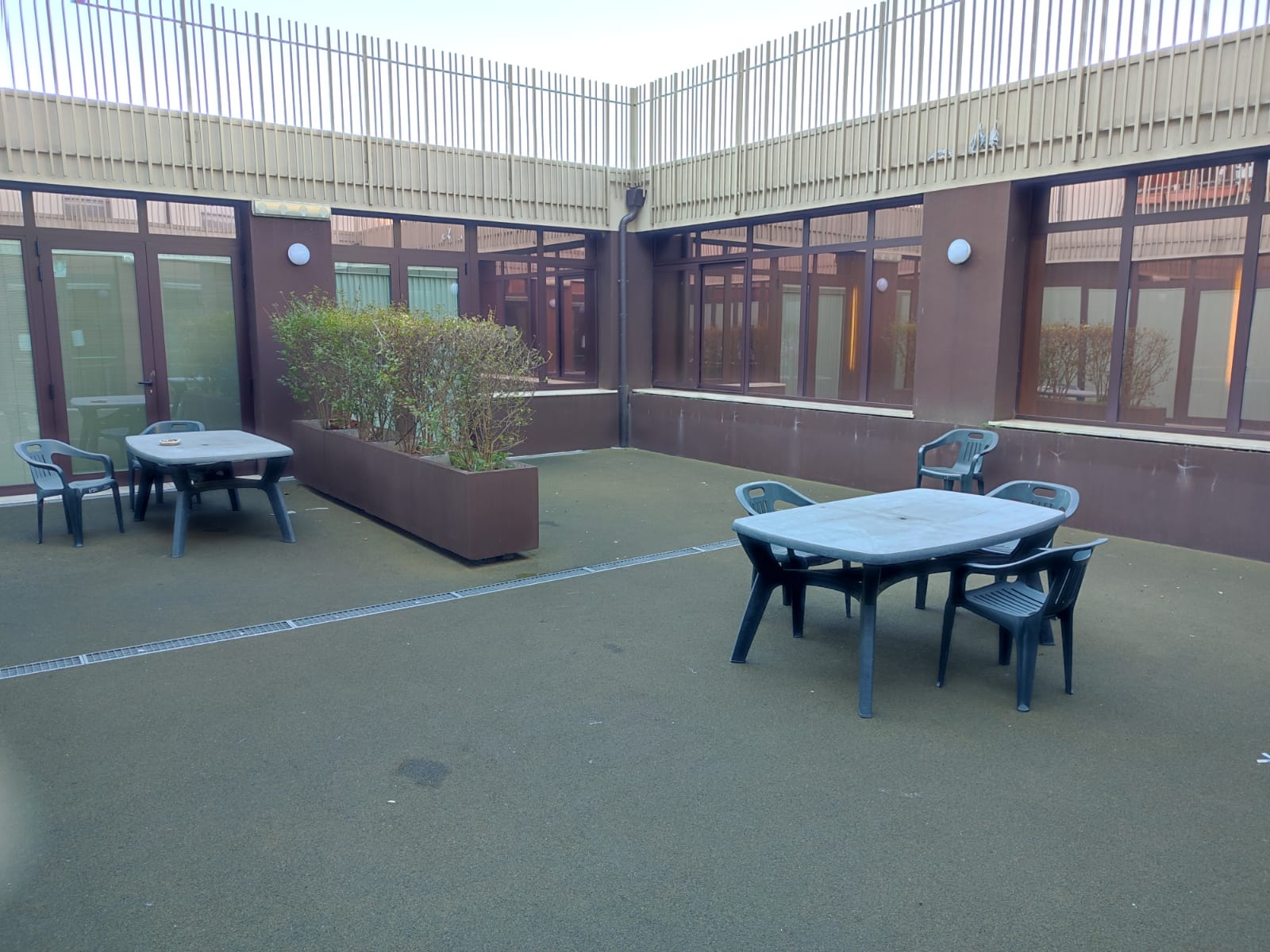 Un'immagine che ritrae pavimento, pavimentazione, ombra, mordente per legno e cortile.