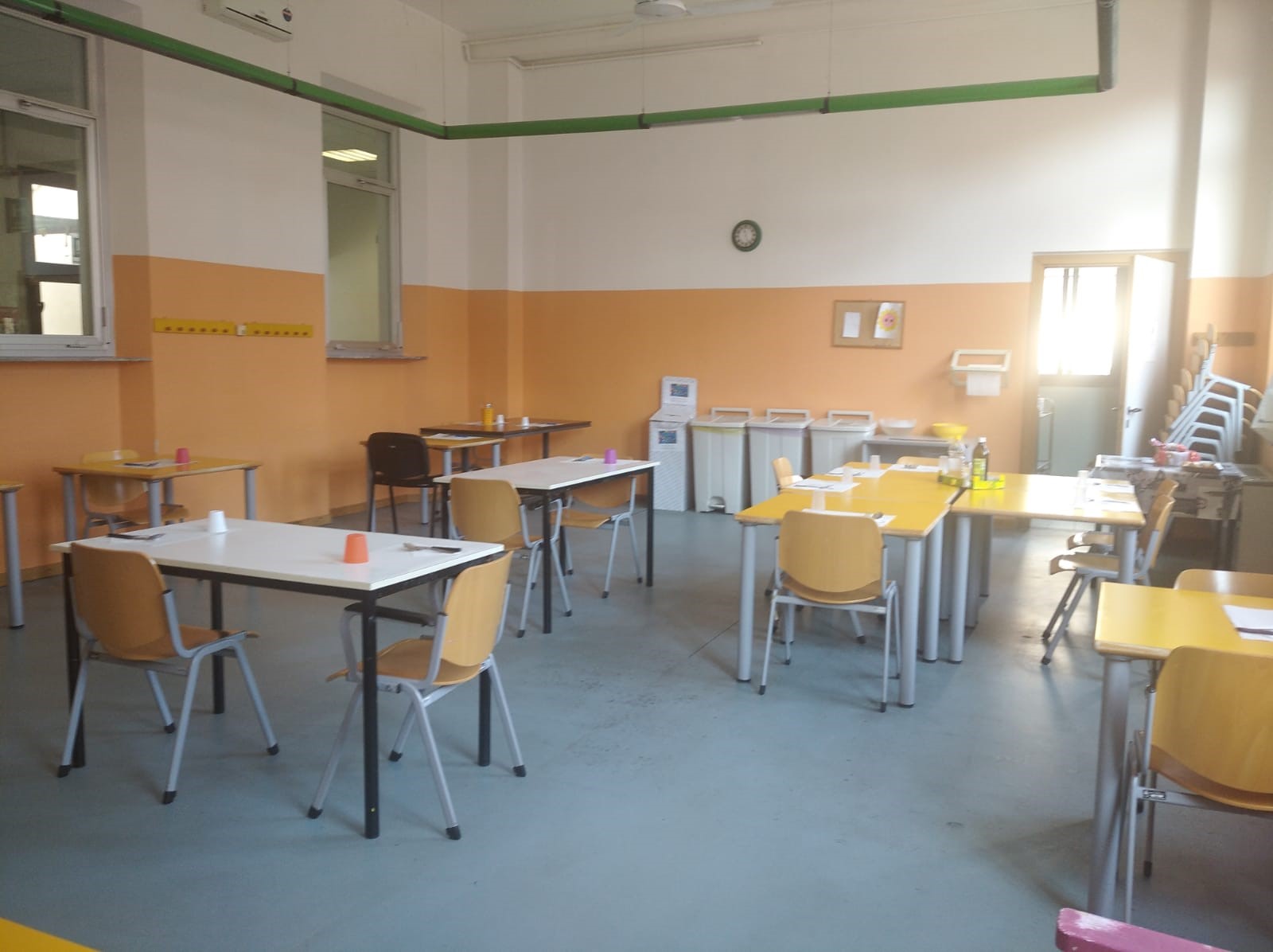 Un'immagine che ritrae mobilia, tavolo, pavimentazione, pavimento e sedia.