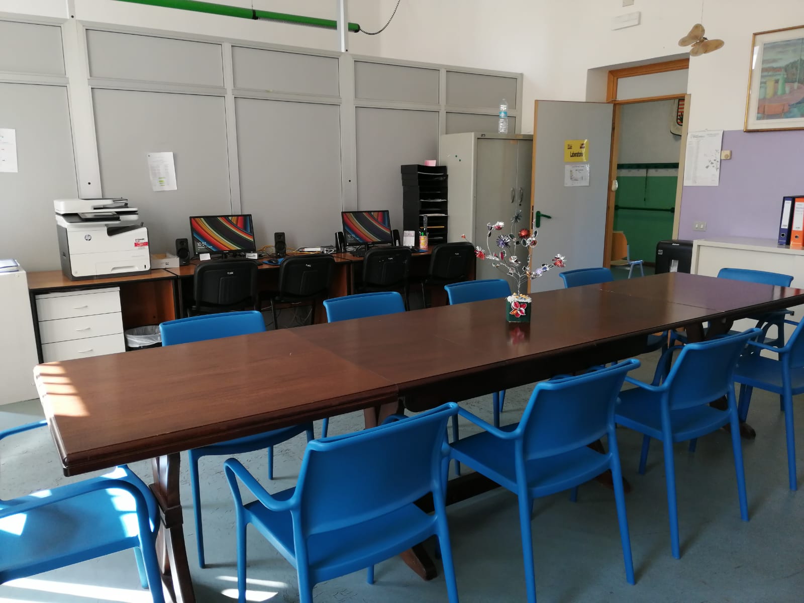 Un'immagine che ritrae mobilia, tavolo, pavimentazione, pavimento e sedia.
