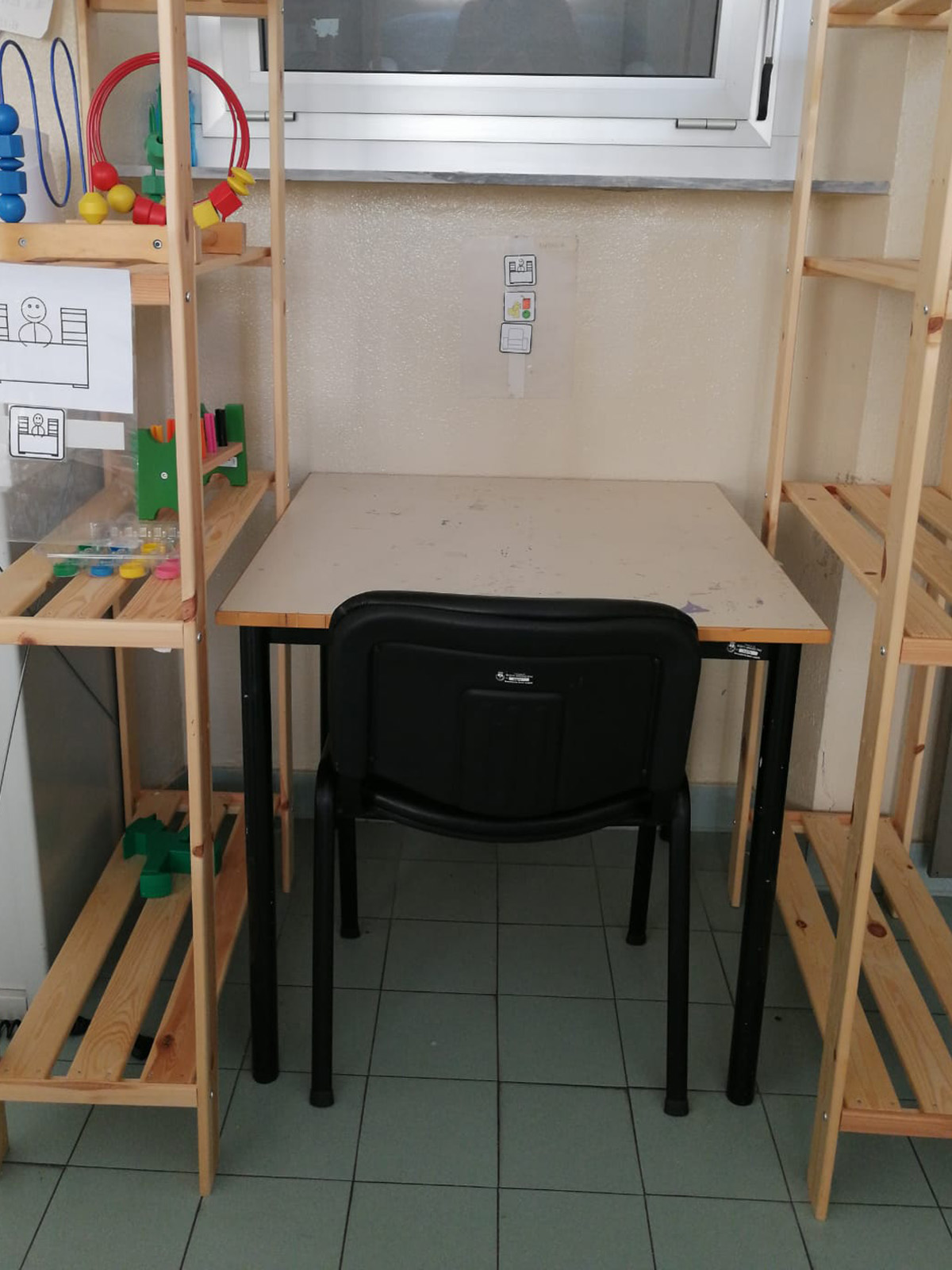 Un'immagine che ritrae mobilia, legna, pavimentazione, pavimento e tavolo.