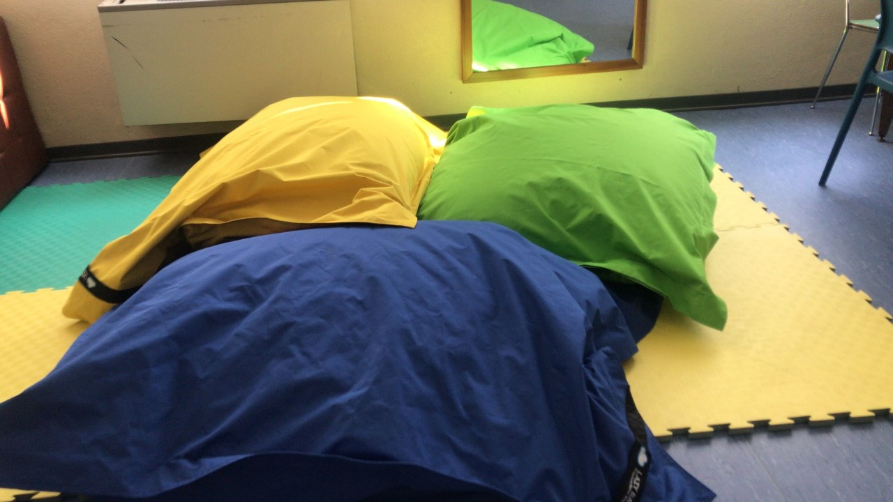 Un'immagine che ritrae giallo, pavimentazione, pavimento, mobilia e plastica.