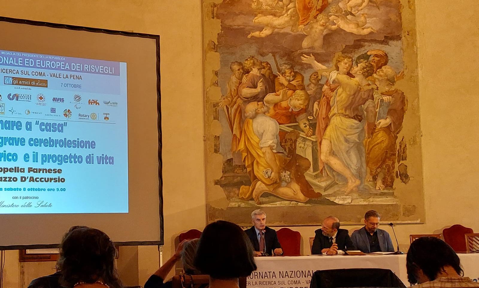 Un'immagine che ritrae seminario, convenzione, pubblico e presentazione.