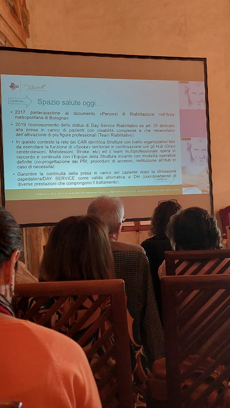 Un'immagine che ritrae dispositivo elettronico, presentazione, mobilia, dispositivo di visualizzazione e schermo di proiezione.