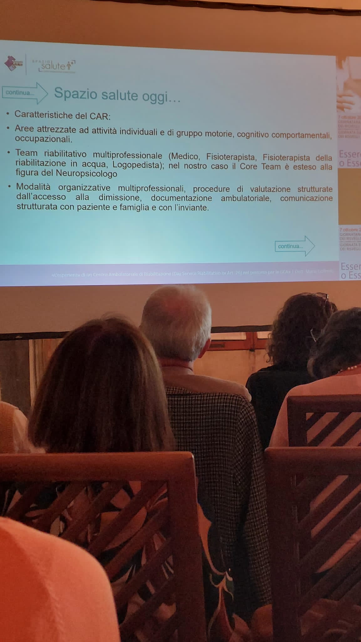 Un'immagine che ritrae presentazione, dispositivo elettronico, schermo di proiezione, evento e dispositivo di visualizzazione.