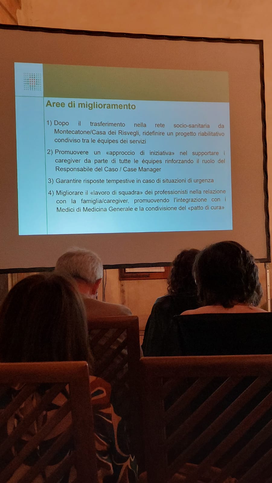 Un'immagine che ritrae dispositivo elettronico, presentazione, schermo di proiezione, mobilia e dispositivo di visualizzazione.