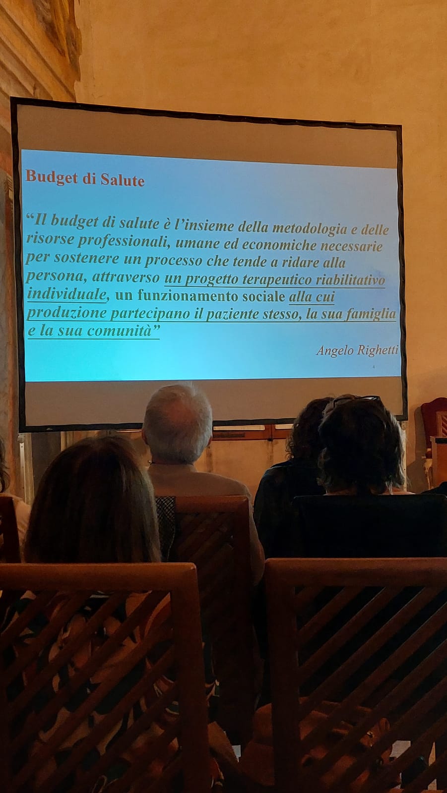 Un'immagine che ritrae schermo di proiezione, presentazione, dispositivo elettronico, dispositivo di visualizzazione e multimedia.