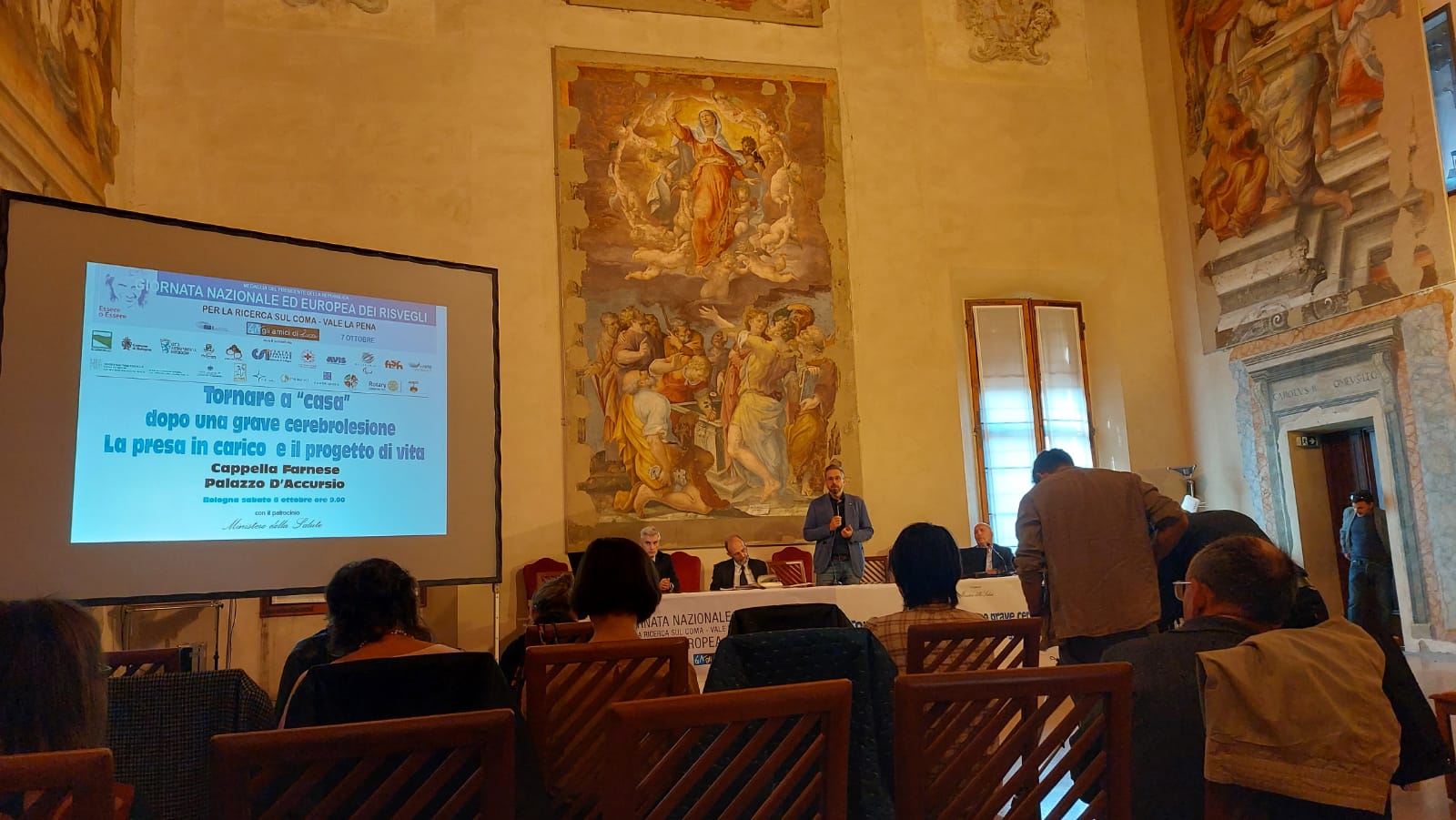 Un'immagine che ritrae presentazione, sala, soffitto, seminario e discorso.