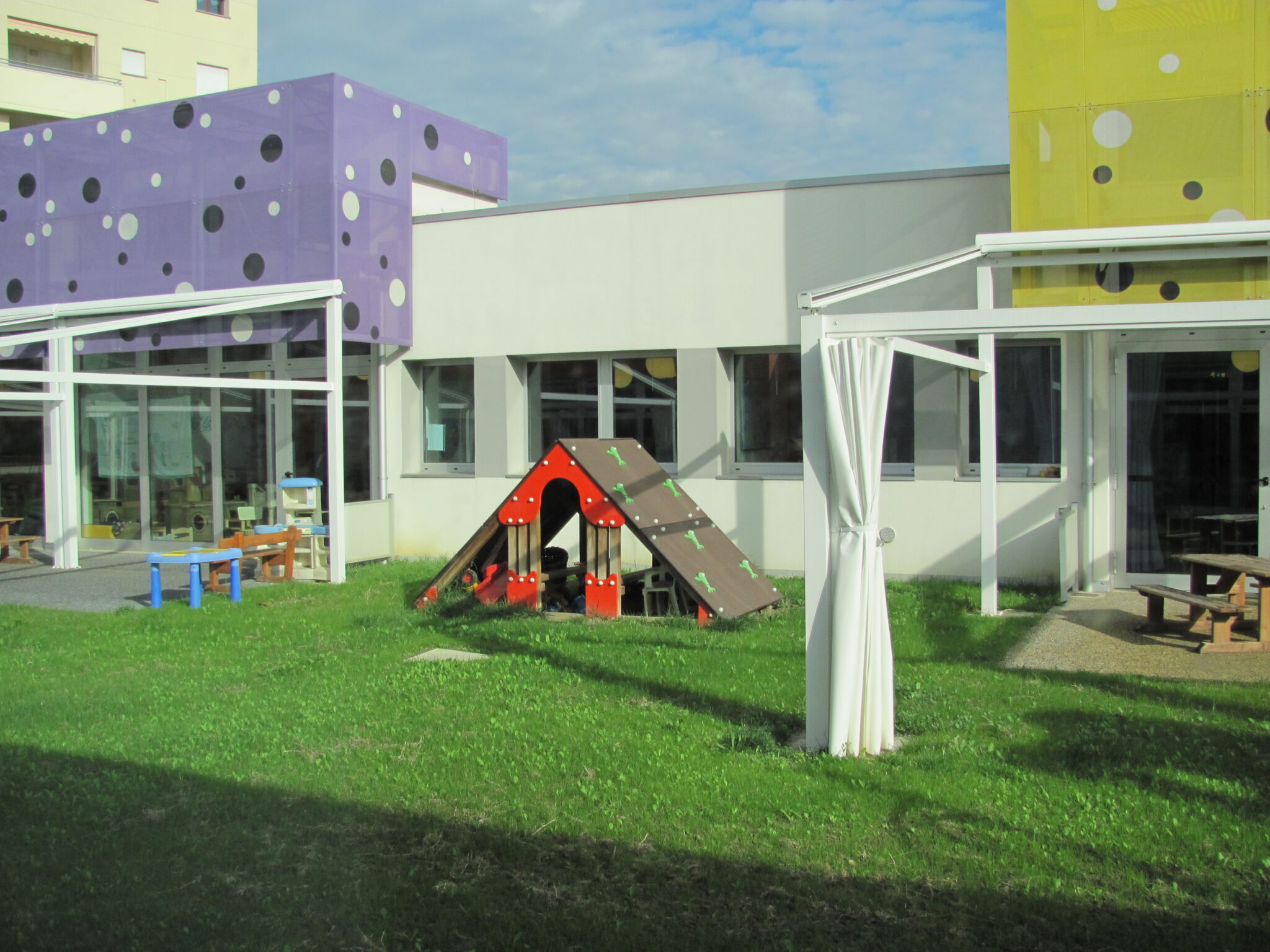 Un'immagine che ritrae prato, cortile, erba artificiale, ombra e progetto.