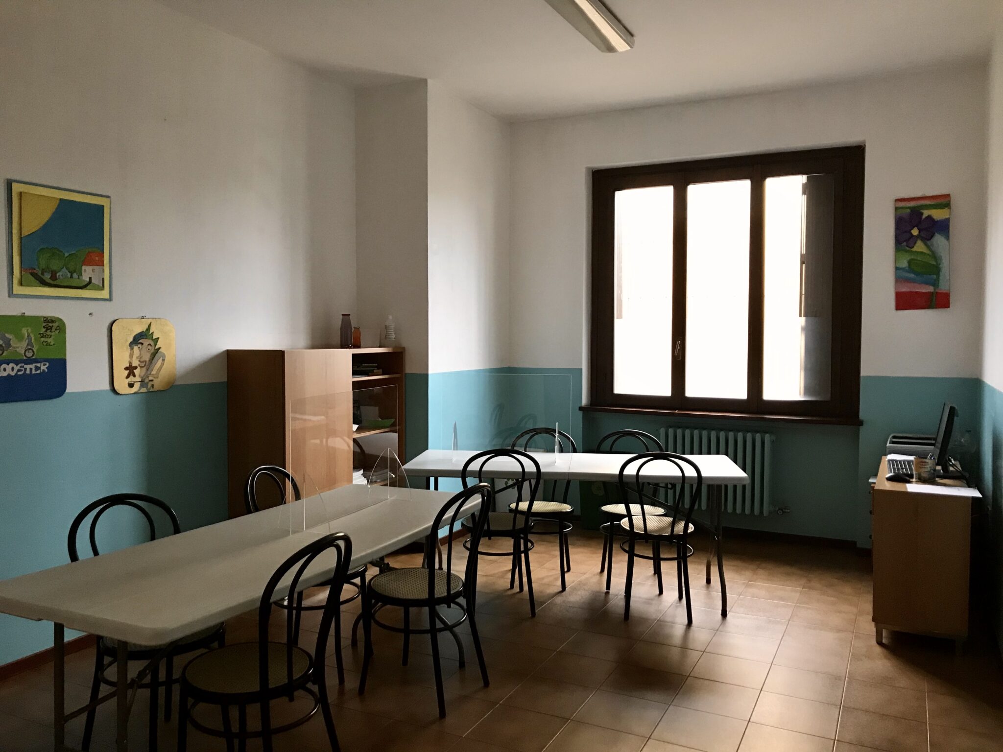 Un'immagine che ritrae mobilia, tavolo, pavimentazione, design d'interni e pavimento.