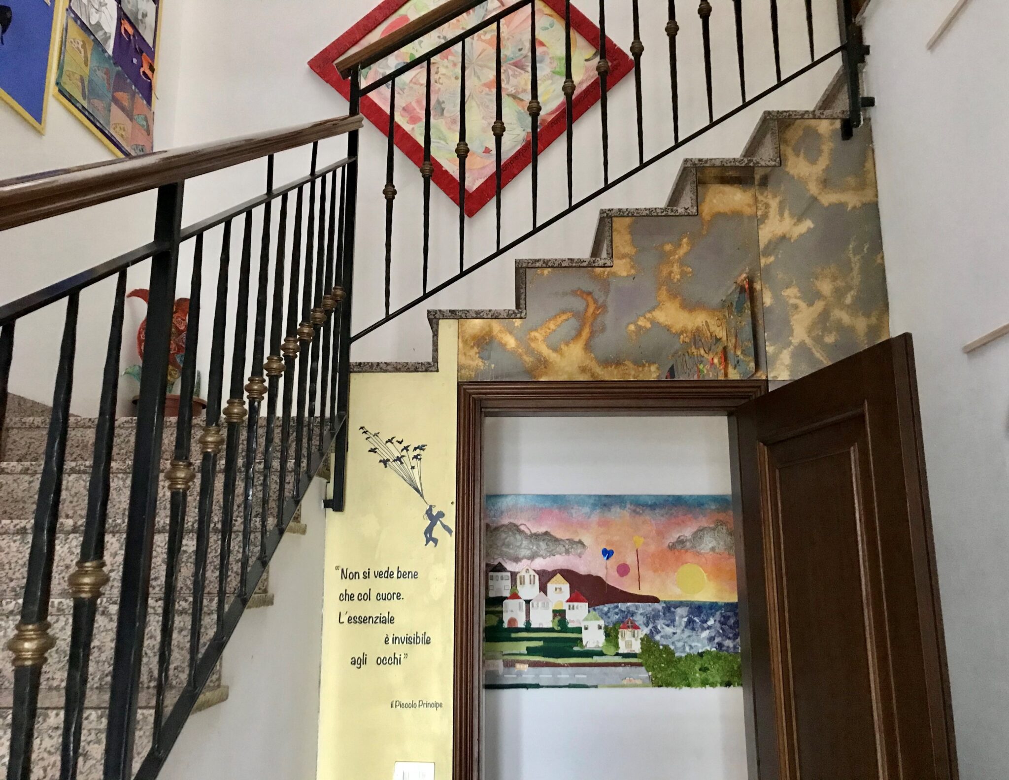 Un'immagine che ritrae scale, corrimano, design d'interni, balaustro e arti visive.