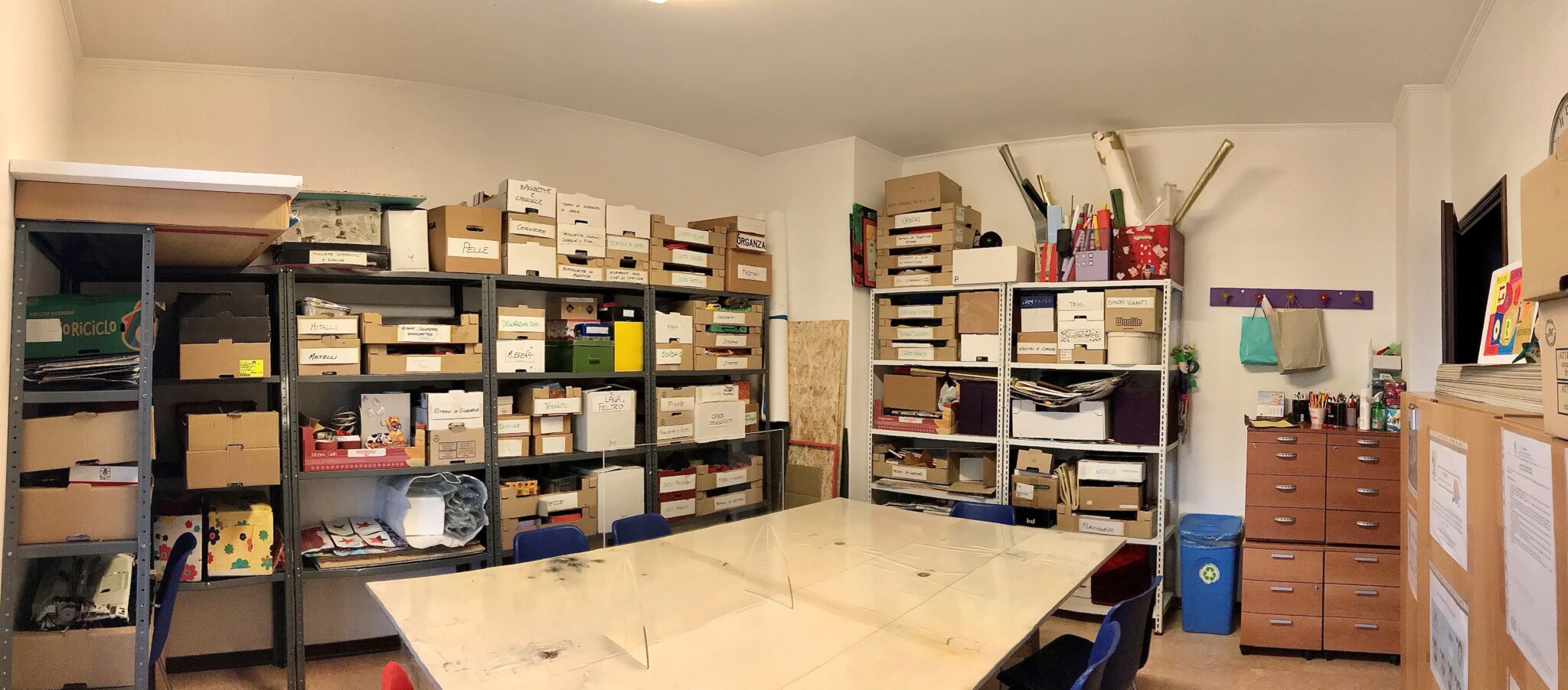 Un'immagine che ritrae mensola, mobilia, scaffalature, libreria e design d'interni.