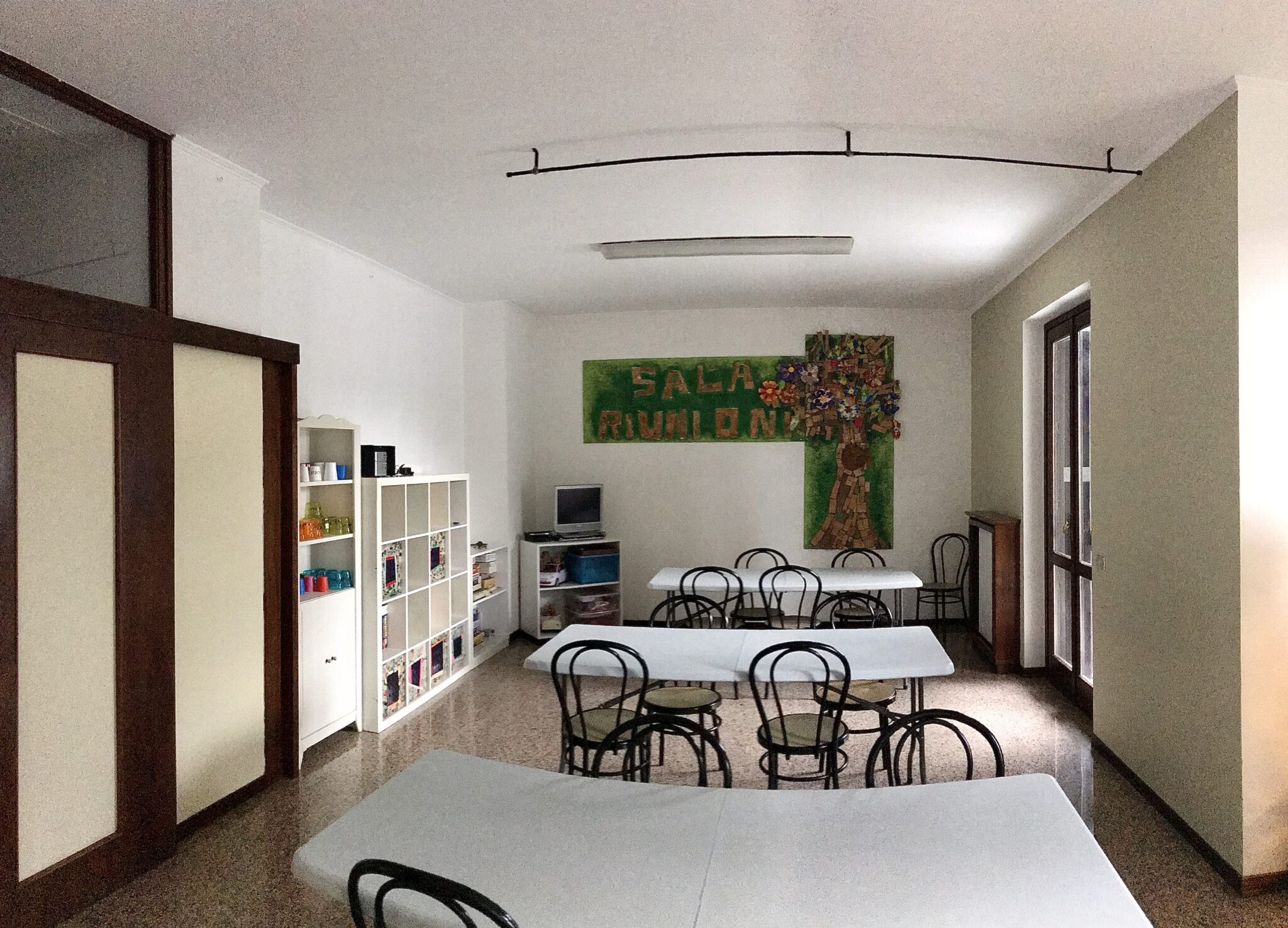 Un'immagine che ritrae mobilia, pavimentazione, parete, design d'interni e pavimento.