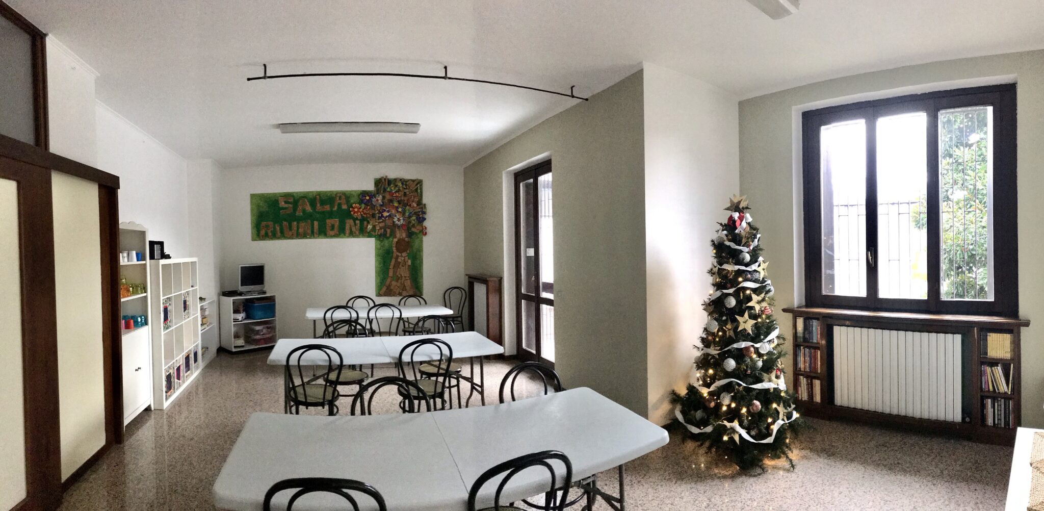 Un'immagine che ritrae mobilia, design d'interni, pavimentazione, pavimento e soffitto.