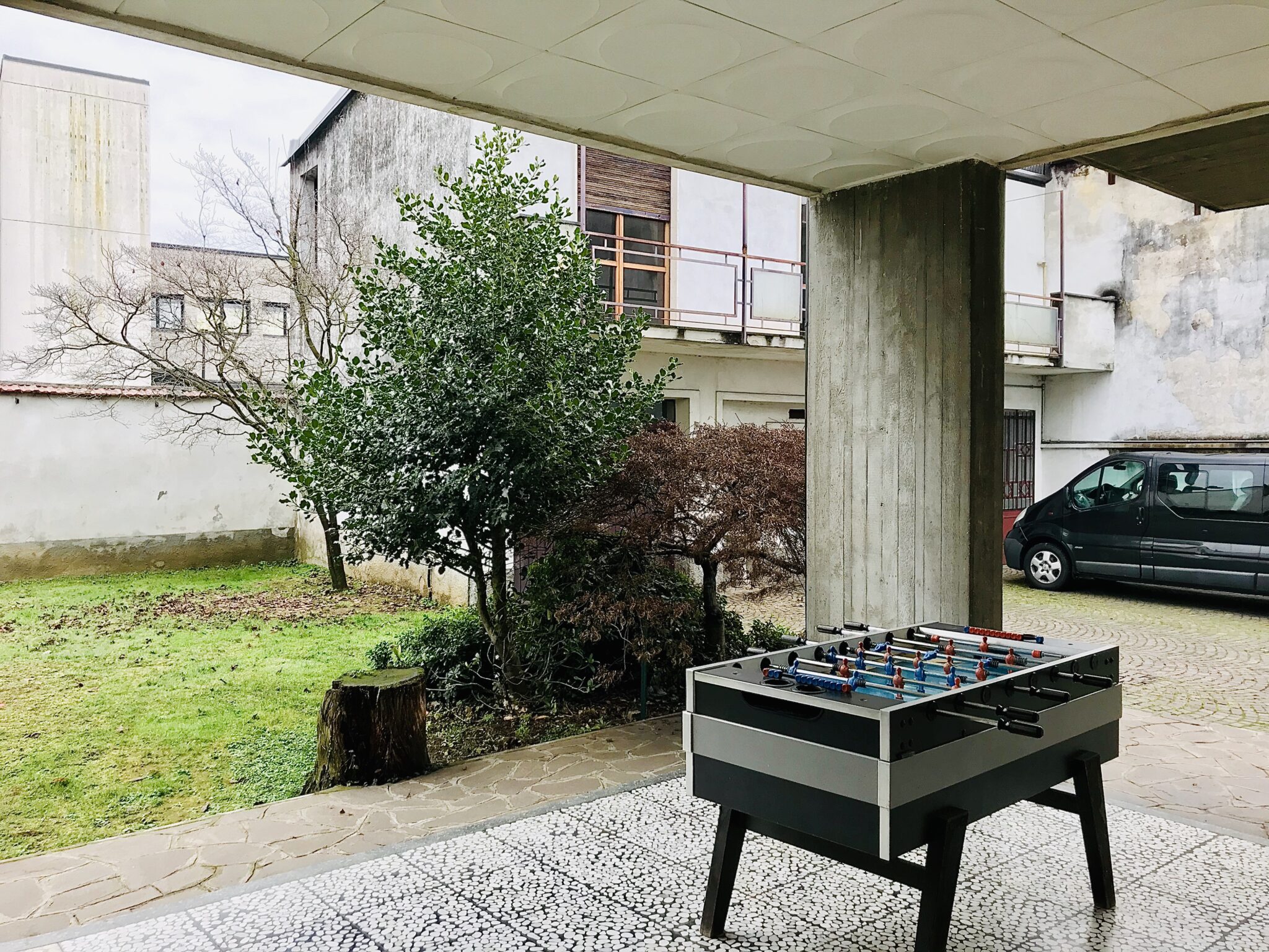Un'immagine che ritrae calcestruzzo, progetto, cortile, cortile e cortile.