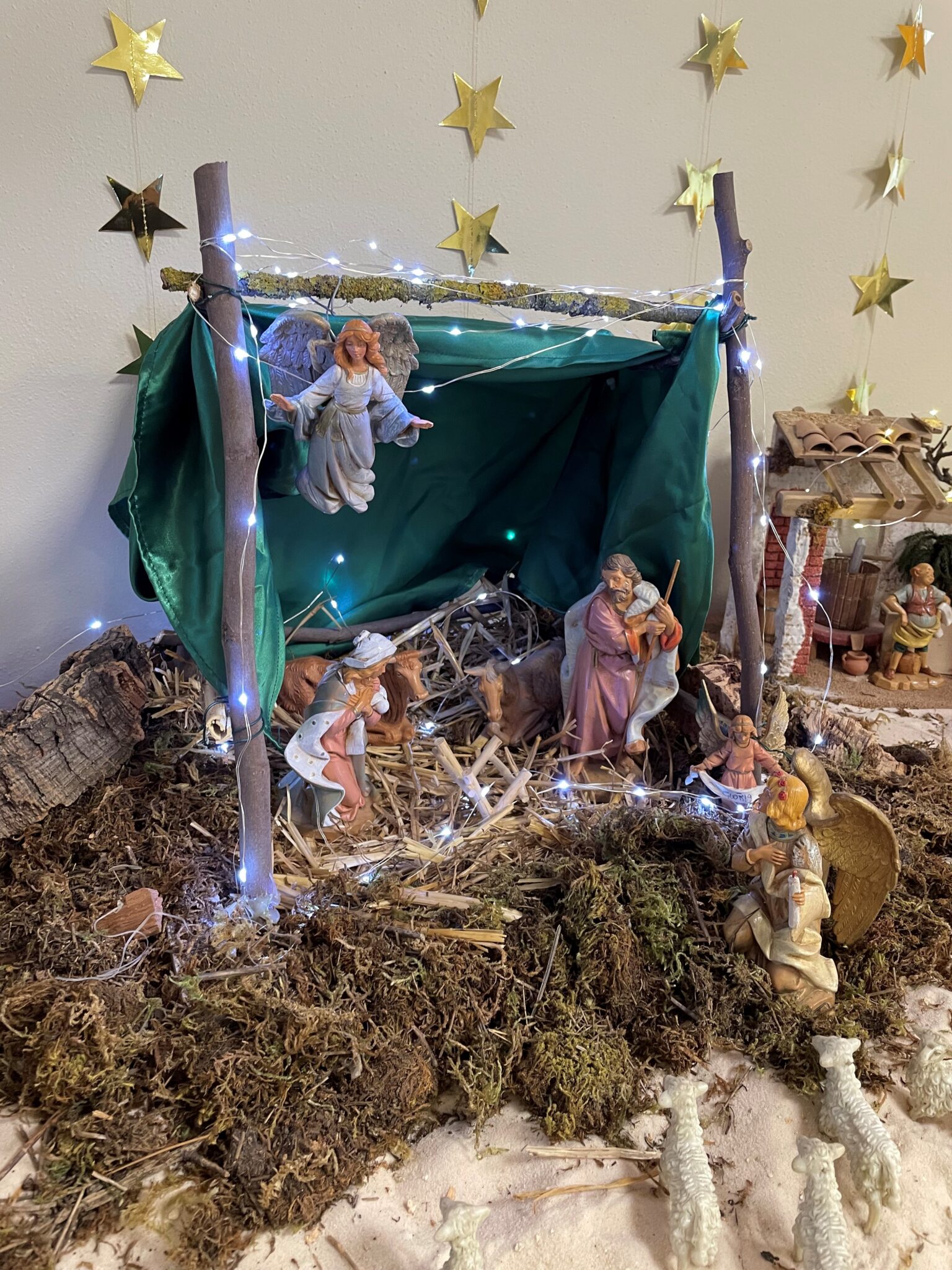Un'immagine che ritrae presepe, tradizione e personaggio immaginario.