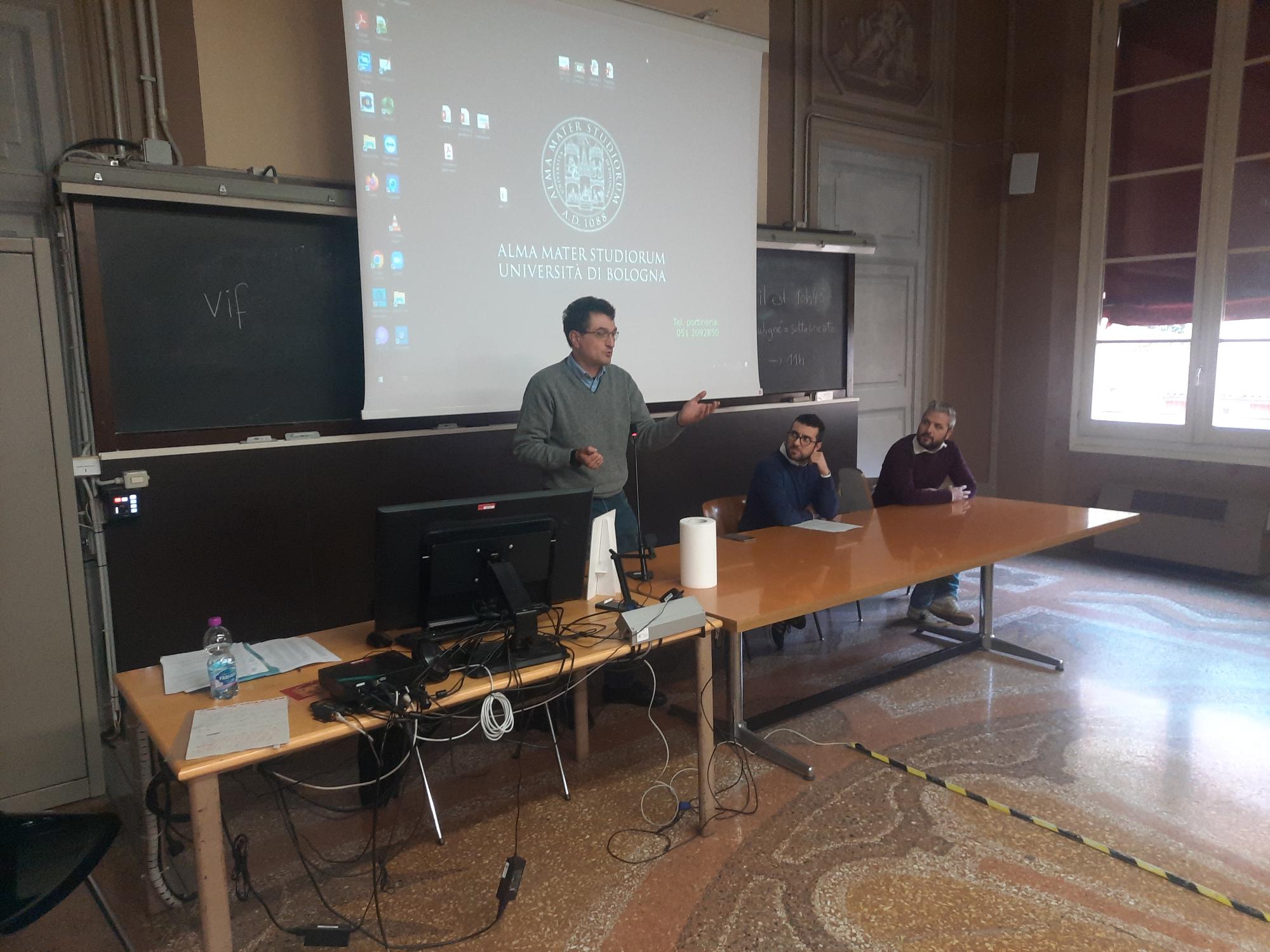 Un'immagine che ritrae dispositivo elettronico, mobilia, dispositivo di visualizzazione, tavolo e scrivania.