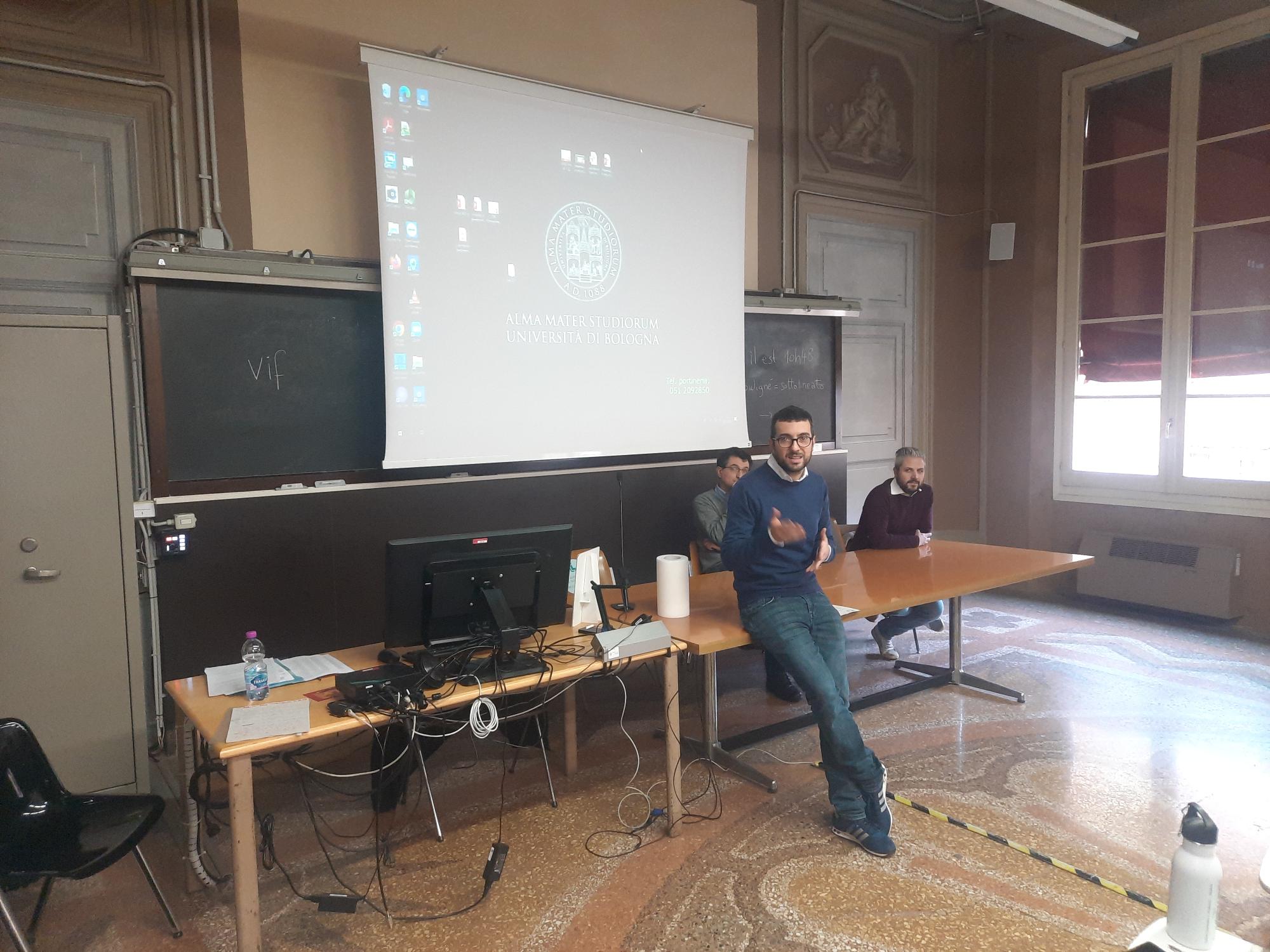 Un'immagine che ritrae dispositivo elettronico, mobilia, dispositivo di visualizzazione, tavolo e scrivania.
