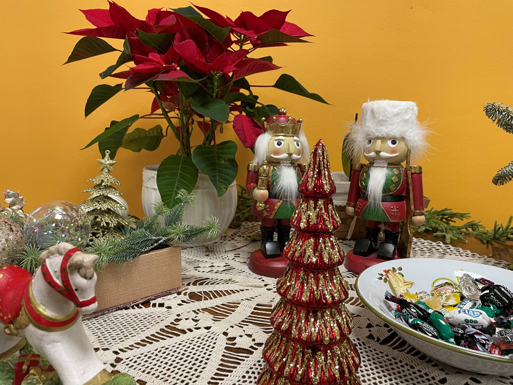 Un'immagine che ritrae giocattolo, evento, decorazione natalizia, ornamento natalizio e giorno di natale.