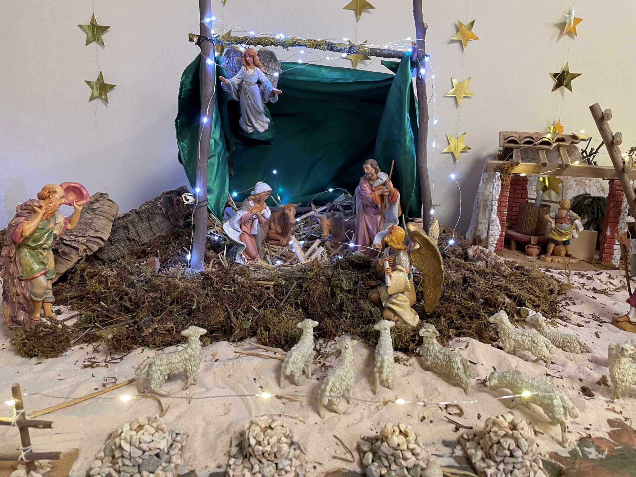 Un'immagine che ritrae presepe, tradizione e decorazione natalizia.
