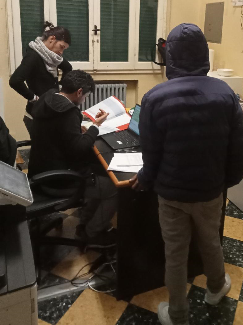 Un'immagine che ritrae mobilia, pavimentazione, pavimento, giacca e sedia.