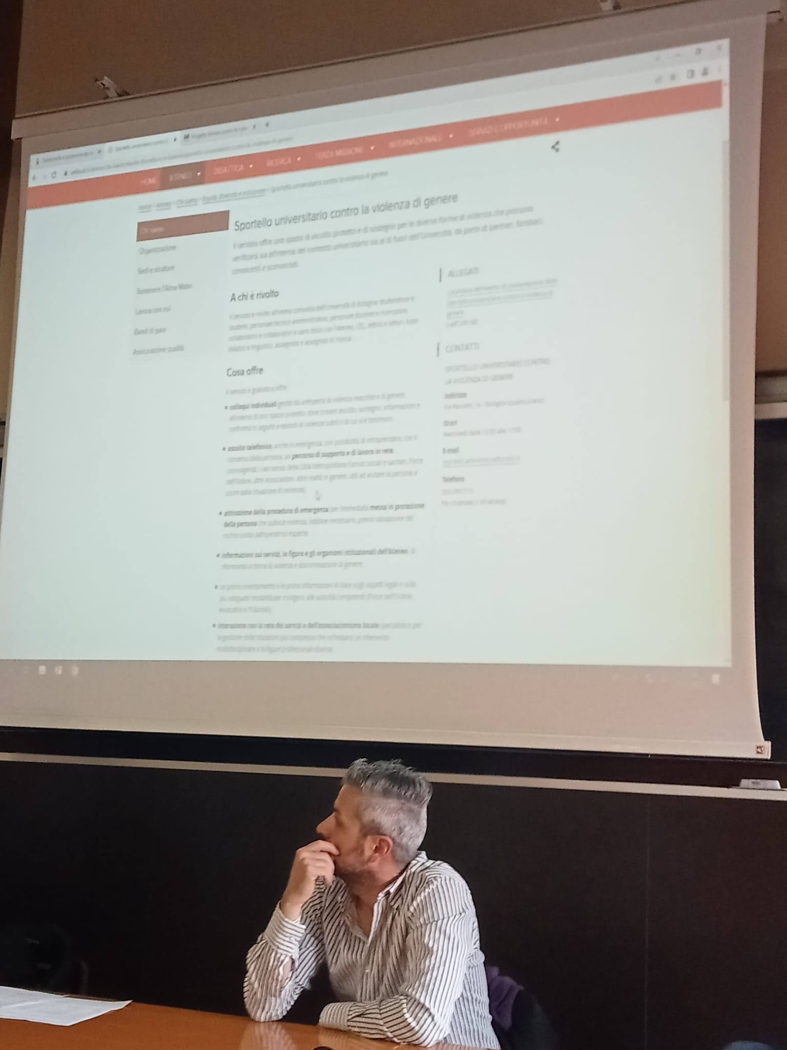 Un'immagine che ritrae dispositivo elettronico, presentazione, dispositivo di visualizzazione, schermo di proiezione e dispositivo di output.