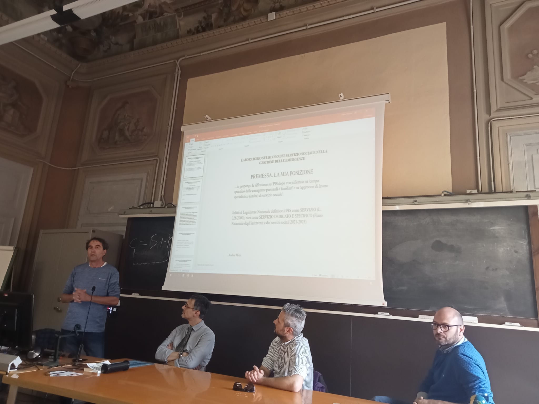Un'immagine che ritrae dispositivo elettronico, mobilia, dispositivo di visualizzazione, tavolo e scrivania.
